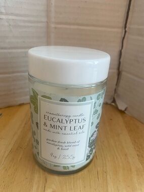 Eucalyptus & Mint Leaf Aromatherapy Candle  with essential oils NWT